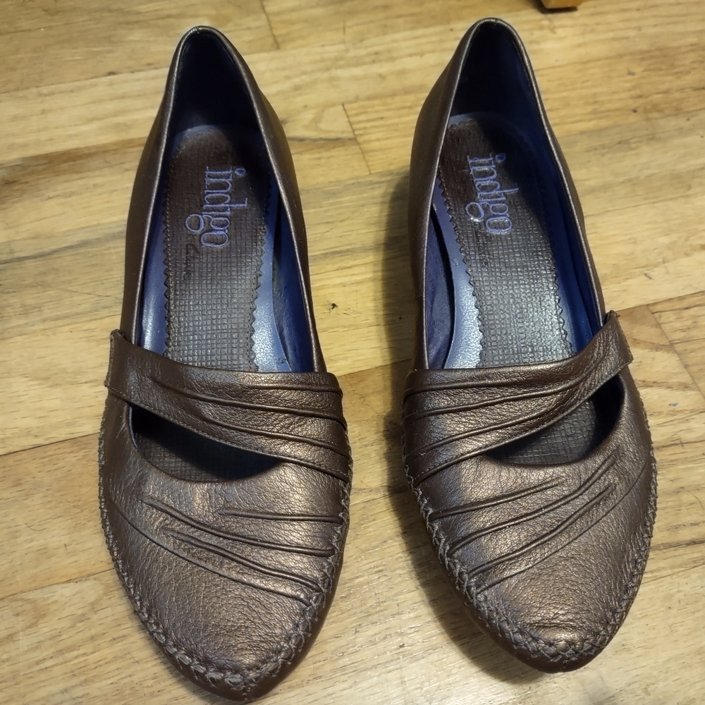 Indigo Women's Brown Bronze Metallic Pumps